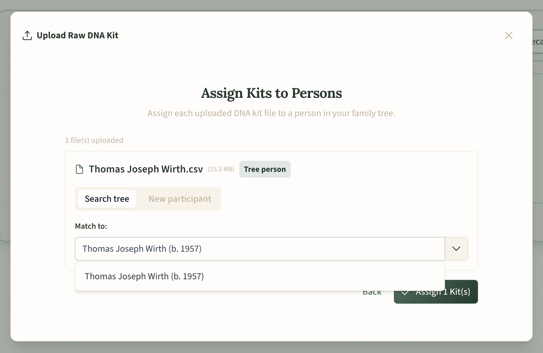 Diálogo de asignación de kit que muestra un nombre de archivo emparejado con una persona del árbol mediante una sugerencia desplegable